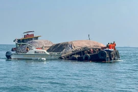 Bộ đội Biên phòng Hải Phòng kịp thời cứu hộ tàu vận tải bị đâm va trên vùng biển Cát Bà. (Nguồn: Bộ đội Biên phòng Hải Phòng)