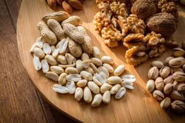 Các loại hạt là "vệ sỹ" âm thầm bảo vệ tim mạch. (Ảnh: The Nutrition Source)