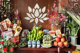 Bàn thờ gia tiên ngày Tết. (Ảnh: Bích Hằng/Vietnam+)