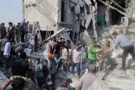 Nhân viên cứu hộ và người dân tìm kiếm các nạn nhân trong đống đổ nát sau vụ không kích của Mỹ trúng trường nữ sinh Shajareh Tayyiba ở thành phố Minab ngày 28/2. (Nguồn: CNN)