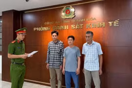 Các đối tượng Nguyễn Văn Chiến, Lê Văn Trung và Nguyễn Khắc Nguyên tại cơ quan Công an. (Ảnh: Báo Thanh Hóa)