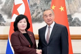 Ngoại trưởng Triều Tiên Choe Son Hui và người đồng cấp Trung Quốc Vương Nghị tại Bắc Kinh. (Ảnh: AP)