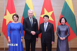 Chủ tịch nước Lương Cường và Phu nhân với Tổng thống Litva Gitanas Nauseda và Phu nhân dự tiệc chiêu đãi. (Ảnh: Lâm Khánh/TTXVN)