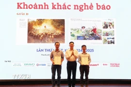 Trao giải cho các tác giả đoạt giải B Giải ảnh Khoảnh khắc nghề báo lần thứ nhất, năm 2024 - 2025. (Ảnh: Hồng Đạt/TTXVN)
