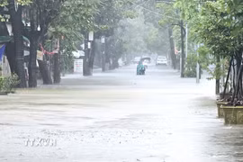 Tuyến đường Nguyễn Chí Diễu, quận Phú Xuân bị ngập sâu. (Ảnh: Tường Vi/TTXVN)