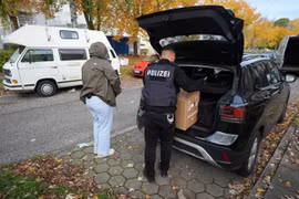 Cảnh sát thu giữ tài liệu của nhóm Hồi giáo Muslim Interaktiv tại quận Mümmelmannsberg, Hamburg, Đức, ngày 5/11 (Nguồn: DPA/AP)