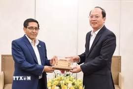 Bí thư Trung ương Đảng Cộng sản Peru Hidebrando Cahuanca Segovia nhận quà lưu niệm từ Phó Bí thư Thành ủy TPHCM Nguyễn Hồ Hải nhân chuyến công tác của Đoàn Đại biểu Đảng Cộng sản Việt Nam tại Peru, tháng 11/2023. (Ảnh: TTXVN phát)