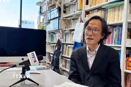 Giáo sư Shimizu Masaaki, Đại học Osaka, trả lời phỏng vấn của phóng viên TTXVN. (Ảnh: Phạm Tuân/TTXVN)