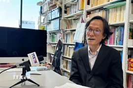Giáo sư Shimizu Masaaki, Đại học Osaka, trả lời phỏng vấn của phóng viên TTXVN. (Ảnh: Phạm Tuân/TTXVN)