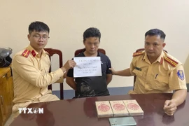 Đối tượng mua bán trái phép ma túy Cháng A Sùng cùng tang vật tại cơ quan Công an. (Ảnh: TTXVN phát)
