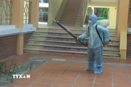 Phun thuốc khử trùng và vệ sinh môi trường, ngăn chặn virus SARS-CoV-2. (Ảnh: TTXVN phát)