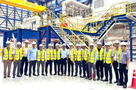 Lãnh đạo Tổng công ty LILAMA thăm và kiểm tra nhà máy trước khi thực hiện đốt lửa lần đầu Nhà máy điện Nhơn Trạch 4. (Ảnh: LILAMA)