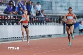 Nguyễn Thị Ngọc (trái) xuất sắc giành Huy chương Vàng nội dung chạy 400m nữ tại SEA Games 33 với thành tích 52,74 giây. (Ảnh: Minh Quyết/TTXVN)
