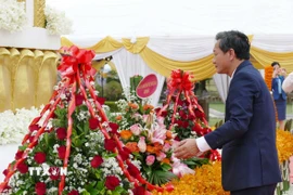 Đại sứ Việt Nam tại Lào Nguyễn Minh Tâm dâng hoa tưởng nhớ nhân kỷ niệm 105 năm Ngày sinh Chủ tịch Kaysone Phomvihane. (Ảnh: Xuân Tú/TTXVN)
