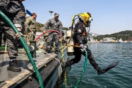 Một thợ lặn biển sâu của Hải quân Hàn Quốc nhảy xuống nước ở Changwon, Nam Gyeongsang, trong cuộc tập trận chung với quân đội Mỹ ngày 8/4. (Ảnh: koreajoongangdaily)