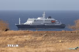 Tàu du lịch MV Hondius, nơi xuất hiện các ca nhiễm virus gây chết người Hanta, neo ngoài khơi thủ đô Praia, Cabo Verde ngày 4/5/2026. (Ảnh: THX/TTXVN)