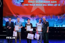 Hội Hỗ trợ gia đình liệt sỹ Việt Nam trao chứng nhận giám định ADN cho thân nhân gia đình các liệt sỹ. (Ảnh: Hoàng Hiếu/TTXVN)