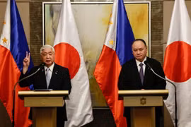 Bộ trưởng Quốc phòng Nhật Bản Gen Nakatani (trái) và người đồng cấp Philippines Gilberto Teodoro. (Ảnh: EPA-EFE)