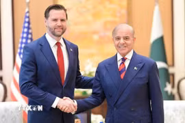 Thủ tướng Pakistan Shehbaz Sharif (phải) trong cuộc gặp Phó Tổng thống Mỹ JD Vance đang ở Islamabad để dự cuộc đàm phán với đại diện Iran, ngày 11/4/2026. (Ảnh: THX/TTXVN)