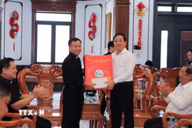 Lãnh đạo thành phố trao quà đến đại diện Tòa Giám mục Cần Thơ. (Ảnh: Hồng Thái/TTXVN)