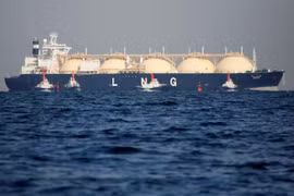 Một tàu chở khí tự nhiên hóa lỏng (LNG) ở Futtsu, phía Đông Tokyo, Nhật Bản ngày 13/11/2017. (Ảnh: Reuters)