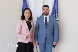 Đại sứ Việt Nam tại Bulgaria Nguyễn Thị Minh Nguyệt và Bộ trưởng Ngoại giao Bulgaria Georg Georgiev. (Ảnh: TTXVN phát)