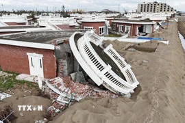 Một căn biệt thự tại khu nghỉ dưỡng Hoa Tiên Xuân Thành, xã Xuân Thành (Hà Tĩnh) bị đổ sập sau cơn bão số 10. (Ảnh: Hữu Quyết/TTXVN)