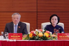 Đồng chí Nguyễn Hoà Bình, Ủy viên Bộ Chính trị, Phó Bí thư thường trực Đảng ủy Chính phủ, Phó Thủ tướng thường trực Chính phủ và đồng chí Phạm Thị Thanh Trà, Ủy viên Trung ương Đảng, Ủy viên Ban Thường vụ Đảng ủy Chính phủ, Bộ trưởng Bộ Nội vụ thảo luận tại tổ. (Ảnh: Dương Giang/TTXVN)