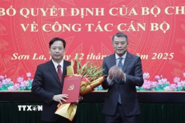 Đồng chí Lê Minh Hưng, Ủy viên Bộ Chính trị, Bí thư Trung ương Đảng, Trưởng Ban Tổ chức Trung ương tặng hoa chúc mừng tân Bí thư Tỉnh ủy Sơn La Hoàng Văn Nghiệm. (Ảnh: Nguyễn Cường/TTXVN)