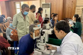 Khám mắt miễn phí cho người cao tuổi trên địa bàn Thành phố Hồ Chí Minh. (Ảnh: Huyền Trang/TTXVN)