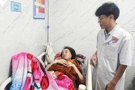 Bệnh nhân ngộ độc thực phẩm điều trị tại Bệnh viện Đa khoa Phúc Hưng. (Ảnh: VOV)