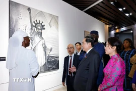 Chủ tịch Quốc hội Trần Thanh Mẫn và Phu nhân tham quan Bảo tàng Văn minh châu Phi. (Ảnh: Doãn Tấn/TTXVN)