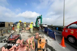 Đơn vị thi công thu hẹp làn đường sửa chữa tại khu vực cầu Long Thành. (Ảnh: TTXVN phát)