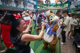 Các nhân vật Disney nhảy múa cùng du khách trên du thuyền Disney Adventure ngày 5/3/2026. (Ảnh: The Straits Times)