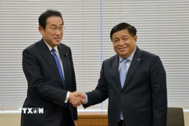 Phó Thủ tướng Nguyễn Chí Dũng gặp nguyên Thủ tướng Nhật Bản Kishida Fumio. (Ảnh: Nguyễn Tuyến/TTXVN)