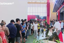 Trải nghiệm bắn súng như thật "gây sốt" tại Triển lãm Thành tựu Đất nước