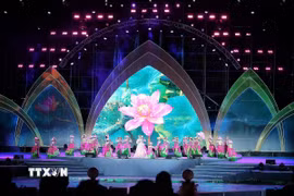 Tiết mục biểu diễn văn nghệ chào mừng Lễ hội Sen Hà Nội năm 2026. (Ảnh: Phạm Tuấn Anh/TTXVN)