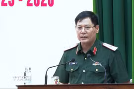 Thiếu tướng Lê Văn Vỹ, Phó Tham mưu trưởng Quân khu 4, Phó Trưởng Ban Chỉ đạo tìm kiếm, quy tập và xác định danh tính hài cốt liệt sĩ Quân khu phát biểu chỉ đạo hội nghị. (Ảnh: TTXVN phát)