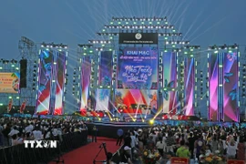 Các ca sỹ mang đến năng lượng mạnh mẽ với các ca khúc nhạc rock, làm bùng cháy không khí "Nha Trang say Hi". (Ảnh: Đặng Tuấn/TTXVN)