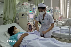 Người bệnh chạy thận nhân tạo dịch vụ tại Bệnh viện Bà Rịa. (Ảnh: Hoàng Nhị/TTXVN)