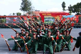 Chương trình biểu diễn múa súng tại lễ ra quân huấn luyện năm 2026. (Ảnh: Xuân Khu/TTXVN)