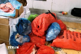 Số thực phẩm đông lạnh không có hóa đơn, chứng từ chứng minh nguồn gốc, xuất xứ. (Ảnh: Hải Yến/TTXVN)