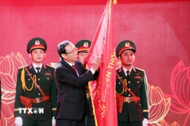 Bí thư Thành ủy Thành phố Hồ Chí Minh Nguyễn Văn Nên gắn danh hiệu Anh hùng Lao động lên cờ truyền thống của Ủy ban MTTQ Việt Nam Thành phố Hồ Chí Minh. (Ảnh: Xuân Khu/TTXVN)