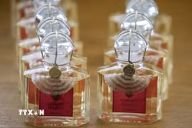 Nước hoa được sản xuất tại nhà máy Guerlain ở Orphin, phía Nam Paris, Pháp. (Ảnh: AFP/TTXVN)
