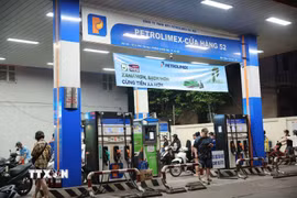 Cây xăng trên phố Tân Mai sẵn sàng cho việc phục vụ xăng E10 từ ngày 1/6/2026. (Ảnh: Phạm Tuấn Anh/TTXVN)