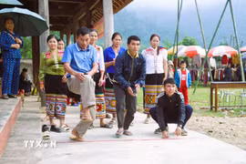 Trước khi bước vào trò chơi, mọi người tham gia phải chia đội, mỗi đội thường có từ 3 đến 5 người chơi rồi thỏa thuận hoặc bốc thăm để giành lượt chơi trước. (Ảnh: Xuân Tiến/TTXVN)