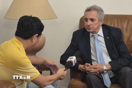 Ông Mourad Lamoudi, Ủy viên Trung ương phụ trách đối ngoại đảng FLN (Algeria) trả lời phóng viên TTX thường trú tại Algeria. (Ảnh: Nguyễn An/TTXVN)