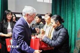 Phó Chủ tịch Thường trực Quốc hội Đỗ Văn Chiến cùng lãnh đạo tỉnh Bắc Ninh trao quà cho các hộ nghèo trên địa bàn phường Bắc Giang. (Ảnh: Danh Lam/TTXVN)