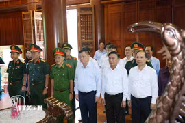 Đồng chí Trần Cẩm Tú, Ủy viên Bộ Chính trị, Thường trực Ban Bí thư và Đoàn công tác Trung ương đến dâng hoa, dâng hương tưởng niệm Chủ tịch Hồ Chí Minh tại Khu di tích quốc gia đặc biệt Kim Liên. (Ảnh: Phương Hoa/TTXVN)
