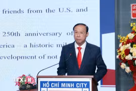Ông Nguyễn Văn Thọ, Phó Chủ tịch Thường trực HĐND Thành phố, Chủ tịch Hội hữu nghị Việt-Mỹ Thành phố Hồ Chí Minh, phát biểu chúc mừng kỷ niệm Ngày Độc lập Hoa Kỳ. (Ảnh: Xuân Khu/TTXVN)